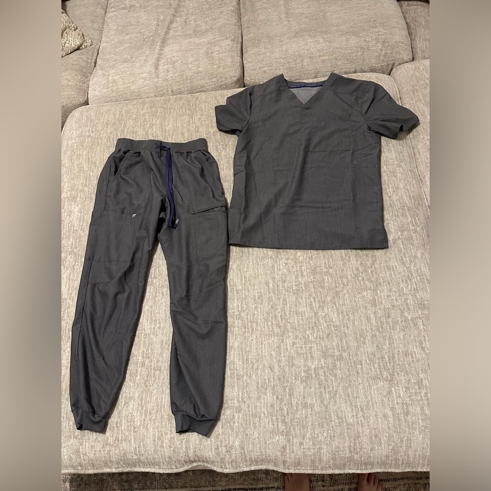 Men’s Fabletics Scrub Set
